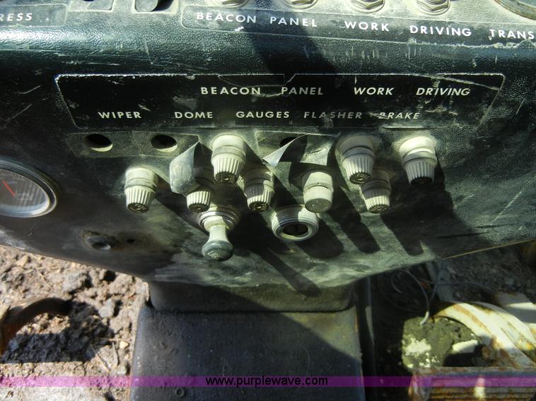 image for item D9935 1969 John Deere 570A motor grader