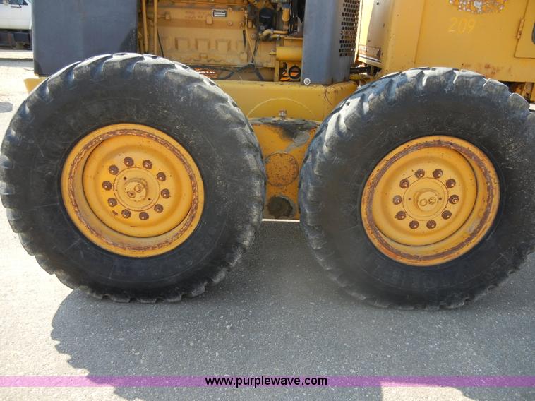 image for item D9935 1969 John Deere 570A motor grader