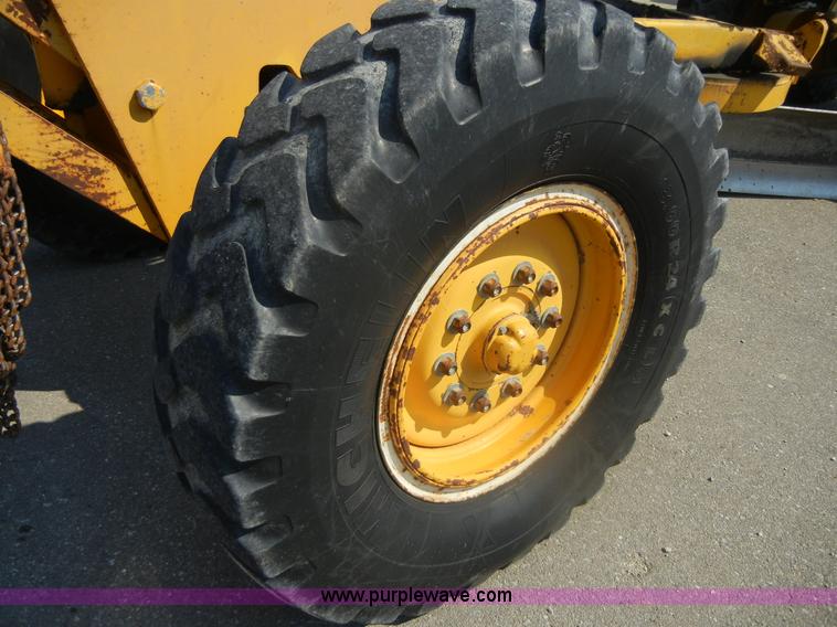 image for item D9935 1969 John Deere 570A motor grader