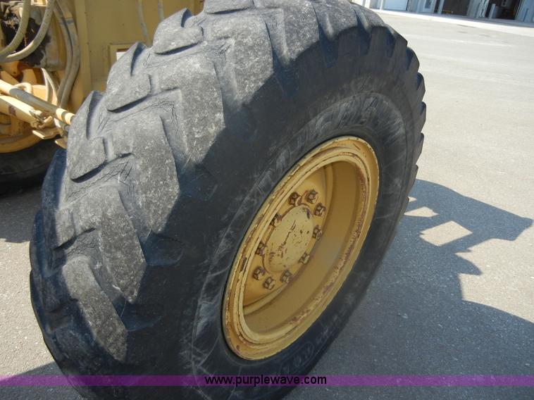 image for item D9937 1993 Caterpillar 140G motor grader