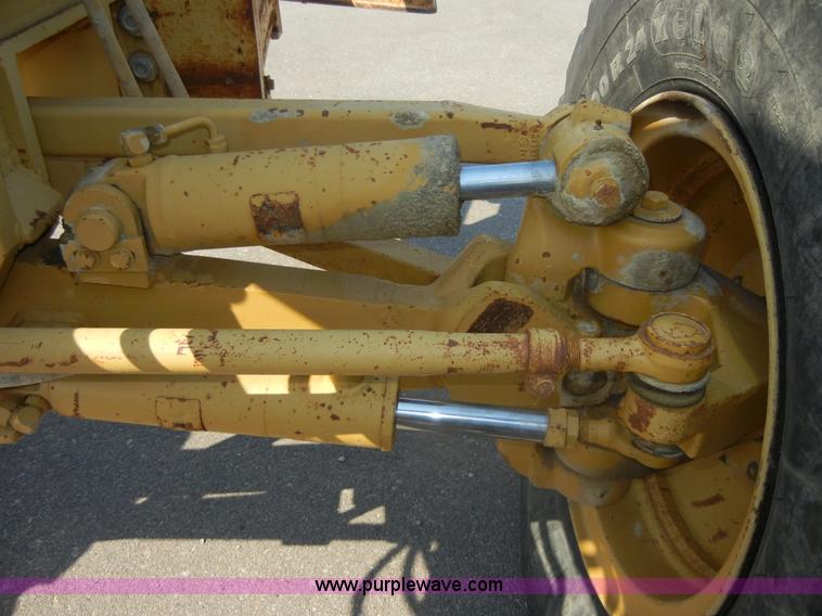 image for item D9937 1993 Caterpillar 140G motor grader