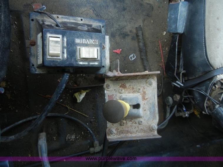 image for item D9938 1990 GMC TopKick SLE dump truck