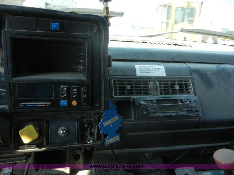 image for item D9938 1990 GMC TopKick SLE dump truck