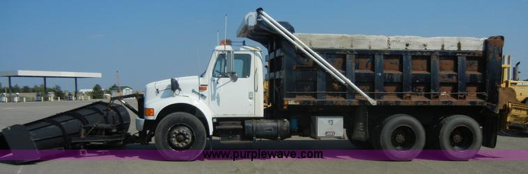 image for item D9939 1997 International 4900 dump truck