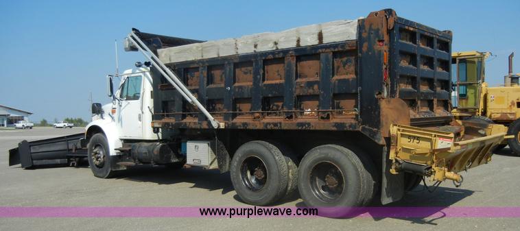 image for item D9939 1997 International 4900 dump truck