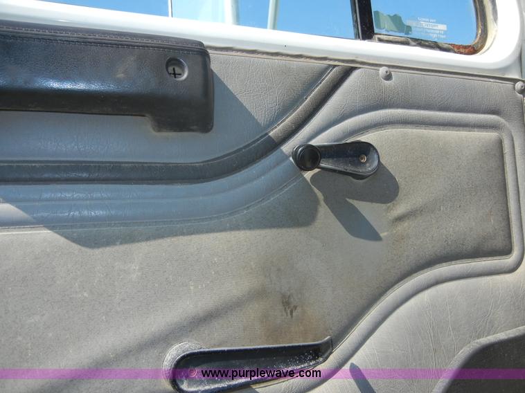 image for item D9939 1997 International 4900 dump truck