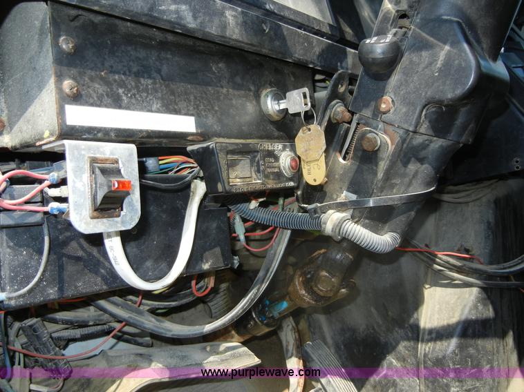 image for item D9939 1997 International 4900 dump truck