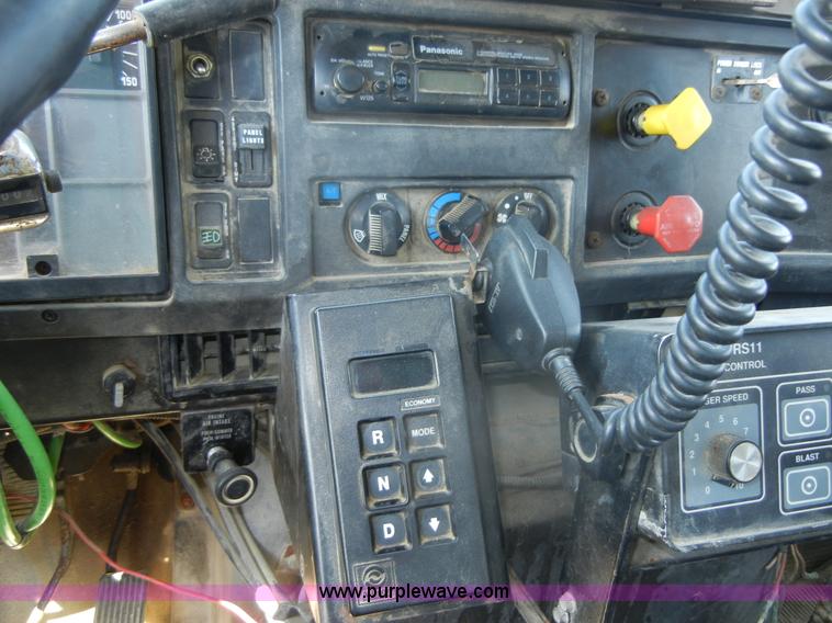 image for item D9939 1997 International 4900 dump truck