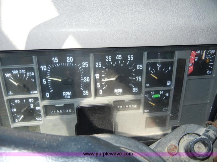 image for item D9939 1997 International 4900 dump truck