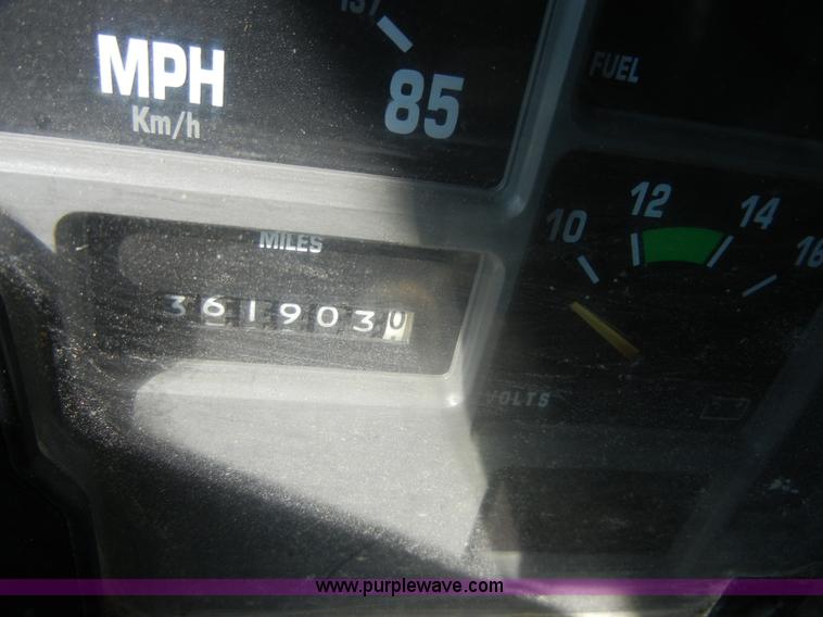 image for item D9939 1997 International 4900 dump truck