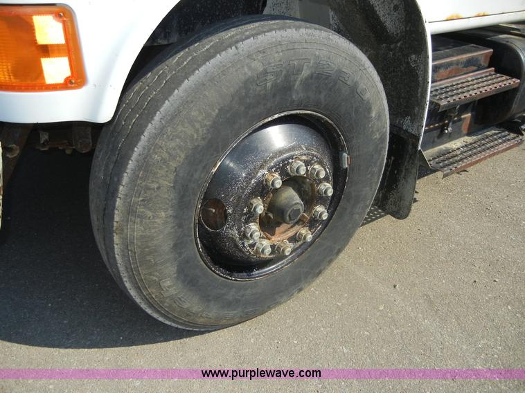 image for item D9939 1997 International 4900 dump truck