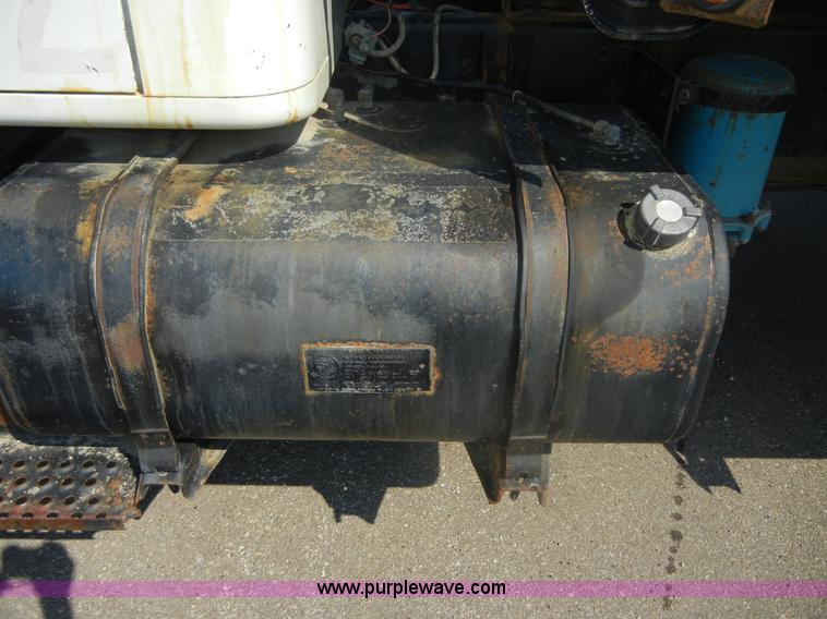 image for item D9939 1997 International 4900 dump truck