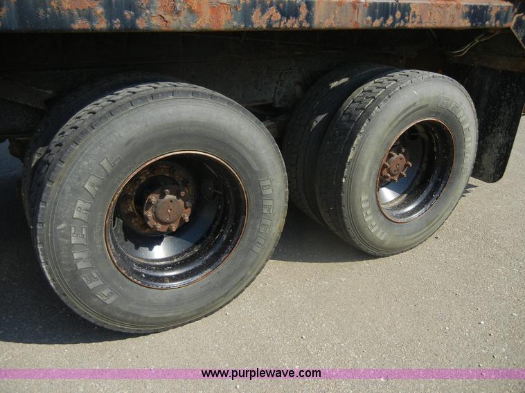 image for item D9939 1997 International 4900 dump truck