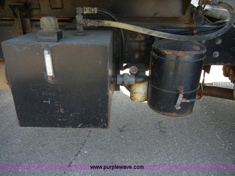 image for item D9939 1997 International 4900 dump truck