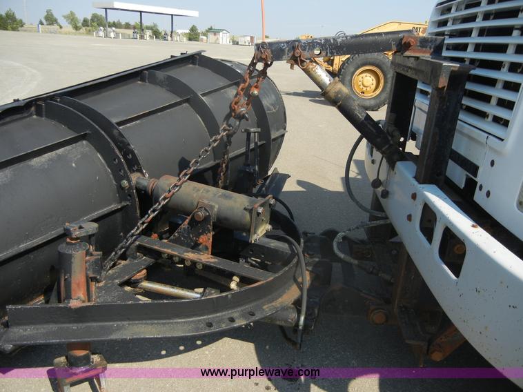 image for item D9939 1997 International 4900 dump truck