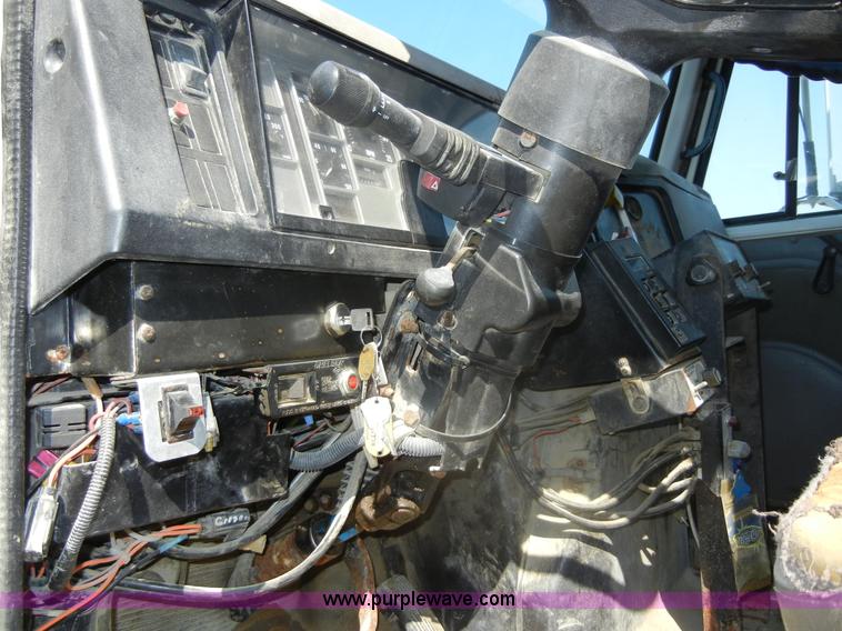 image for item D9940 1997 International 4900 dump truck