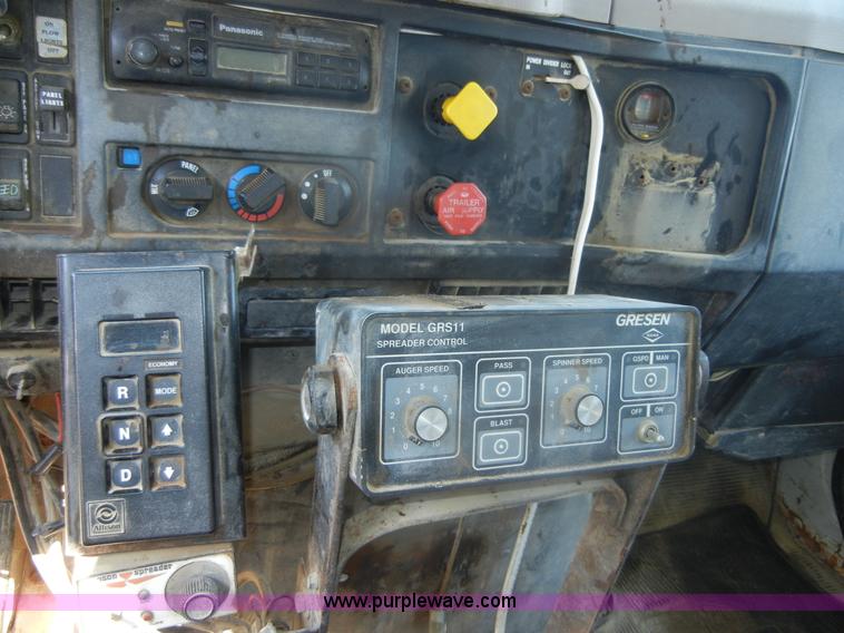 image for item D9940 1997 International 4900 dump truck