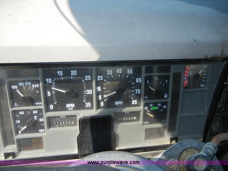 image for item D9940 1997 International 4900 dump truck