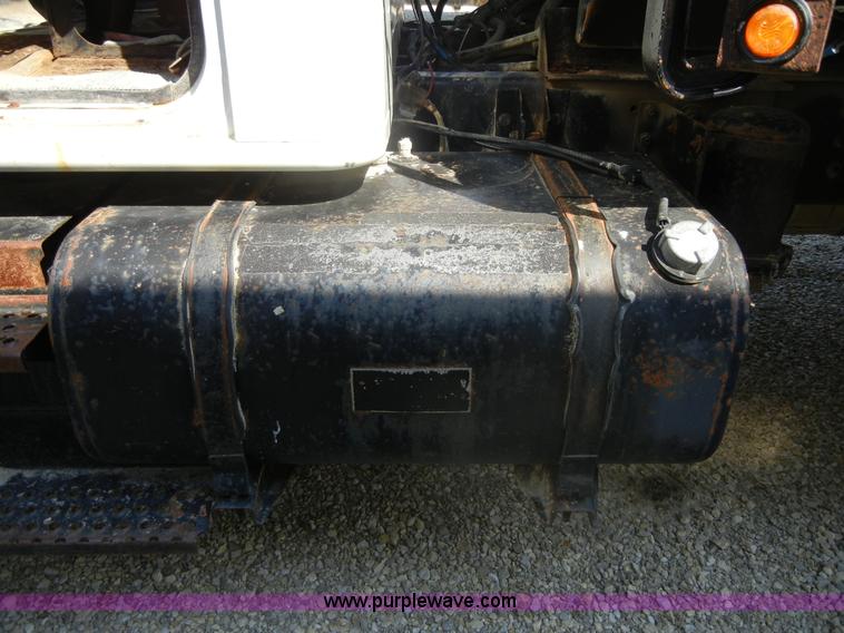 image for item D9940 1997 International 4900 dump truck