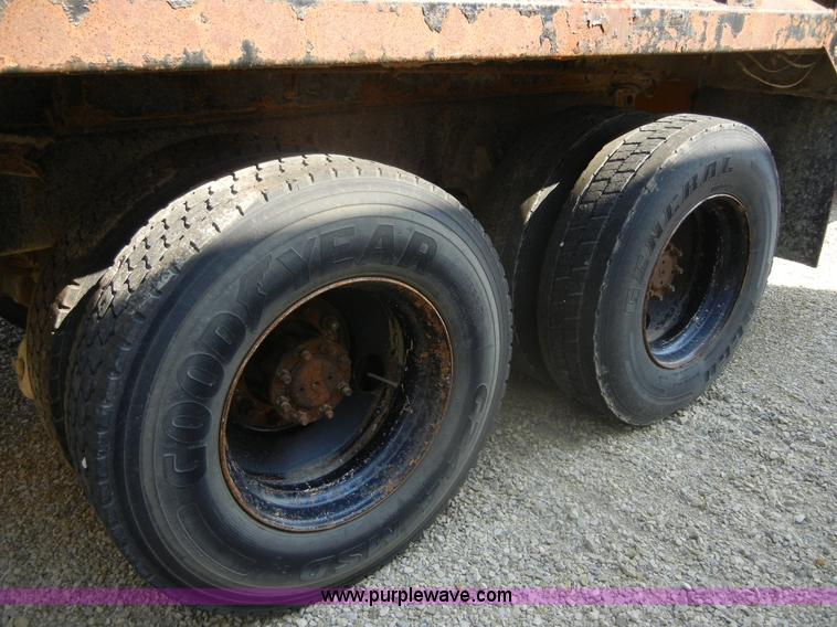 image for item D9940 1997 International 4900 dump truck