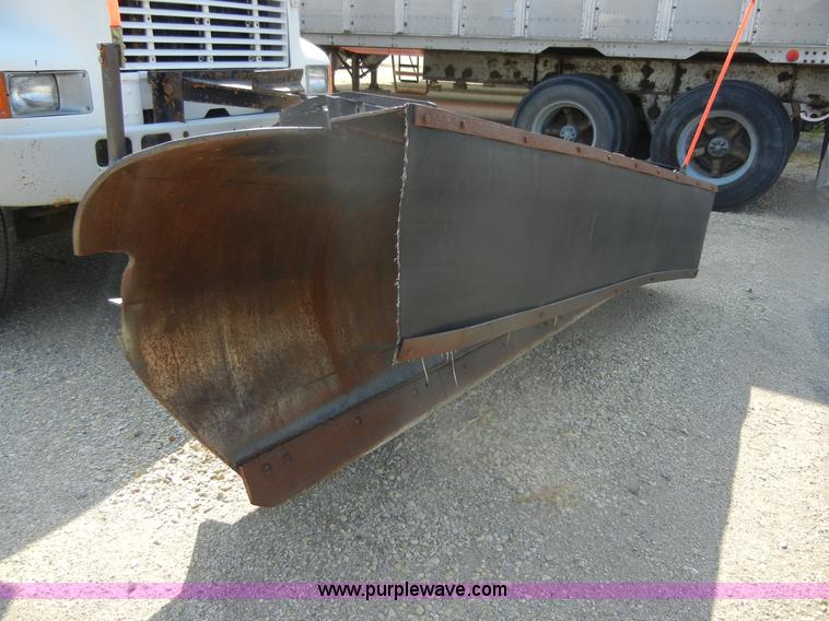 image for item D9940 1997 International 4900 dump truck