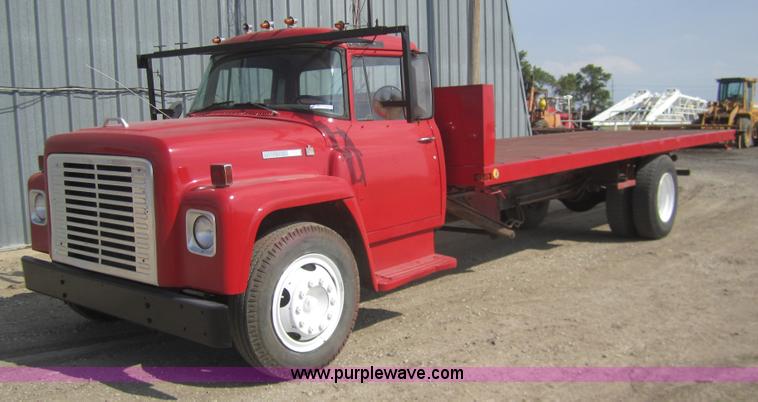 image for item C9787 1973 International LoadStar 700 rollback truck