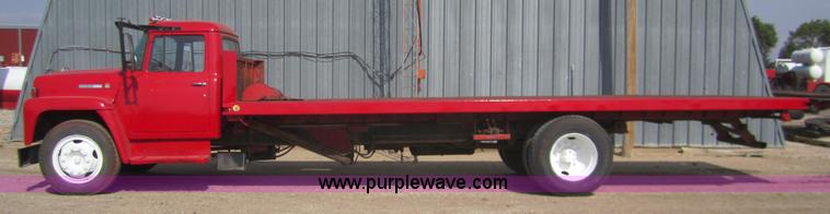 image for item C9787 1973 International LoadStar 700 rollback truck