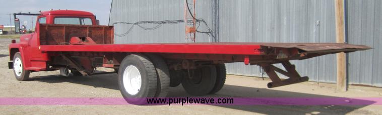 image for item C9787 1973 International LoadStar 700 rollback truck