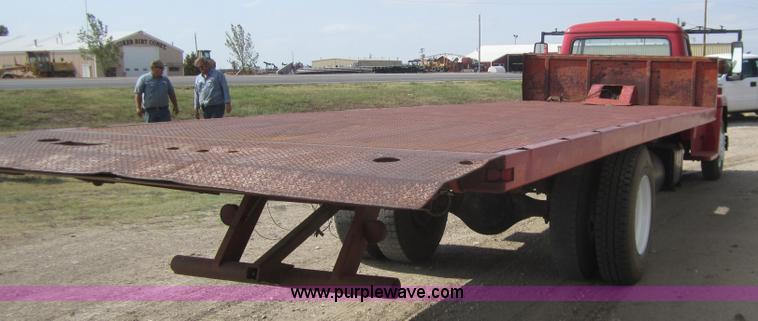 image for item C9787 1973 International LoadStar 700 rollback truck