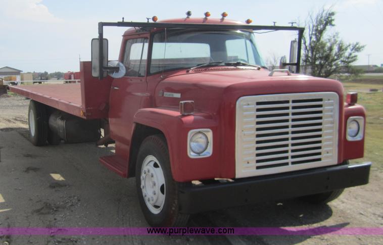 image for item C9787 1973 International LoadStar 700 rollback truck