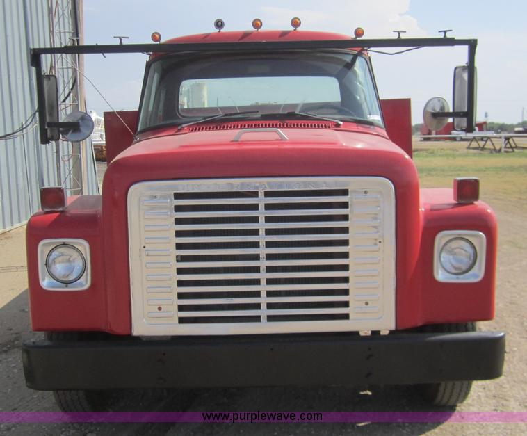 image for item C9787 1973 International LoadStar 700 rollback truck