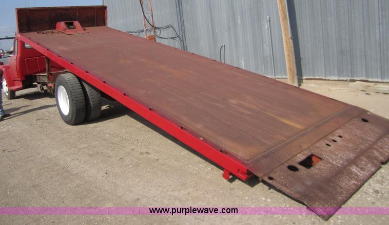 image for item C9787 1973 International LoadStar 700 rollback truck