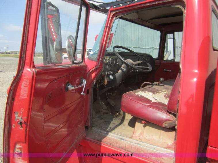 image for item C9787 1973 International LoadStar 700 rollback truck