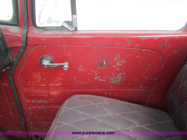 image for item C9787 1973 International LoadStar 700 rollback truck