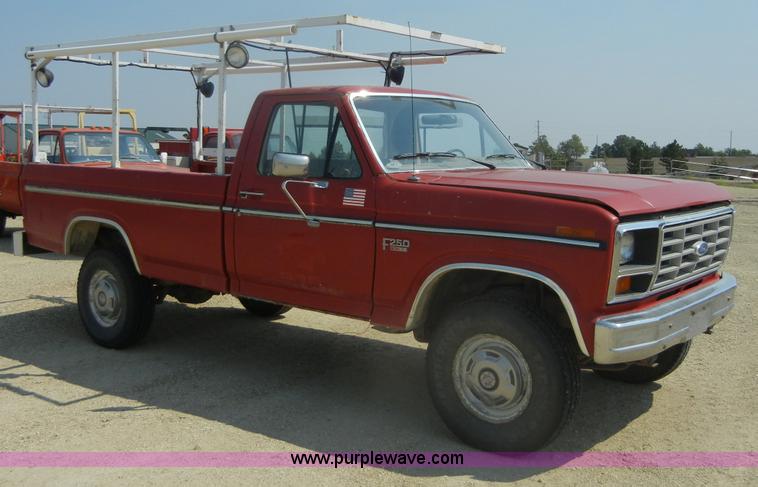 image for item D9921 1986 Ford F250 pickup truck