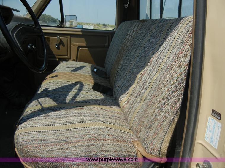 image for item D9921 1986 Ford F250 pickup truck