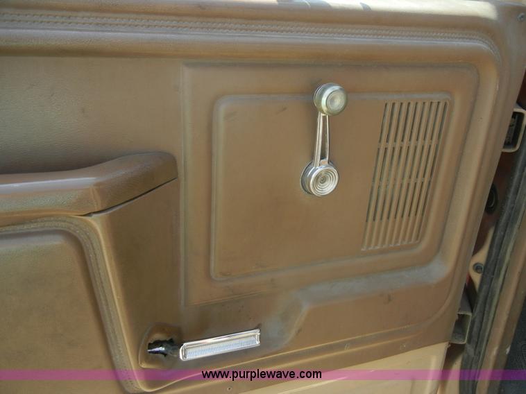 image for item D9921 1986 Ford F250 pickup truck