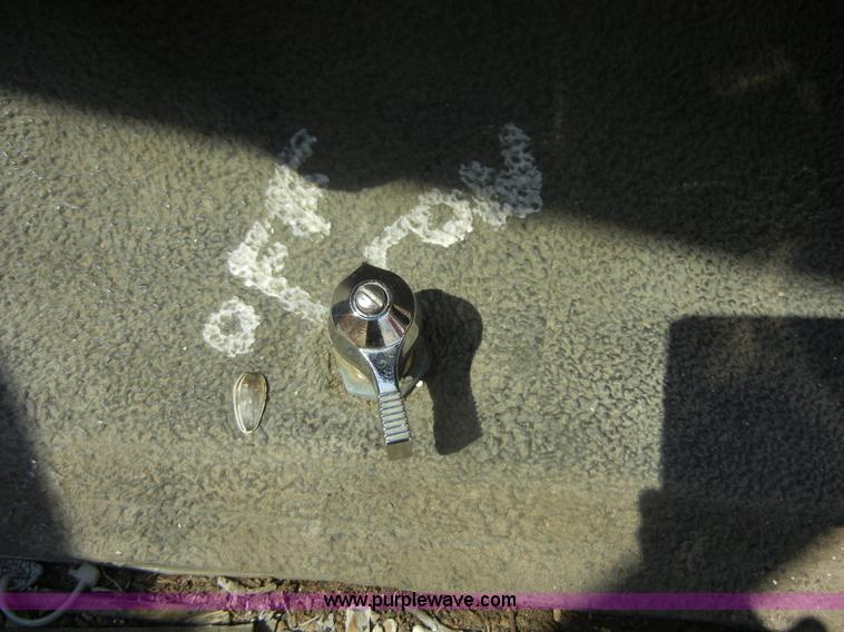 image for item D9921 1986 Ford F250 pickup truck