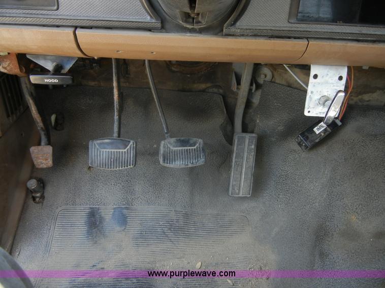 image for item D9921 1986 Ford F250 pickup truck