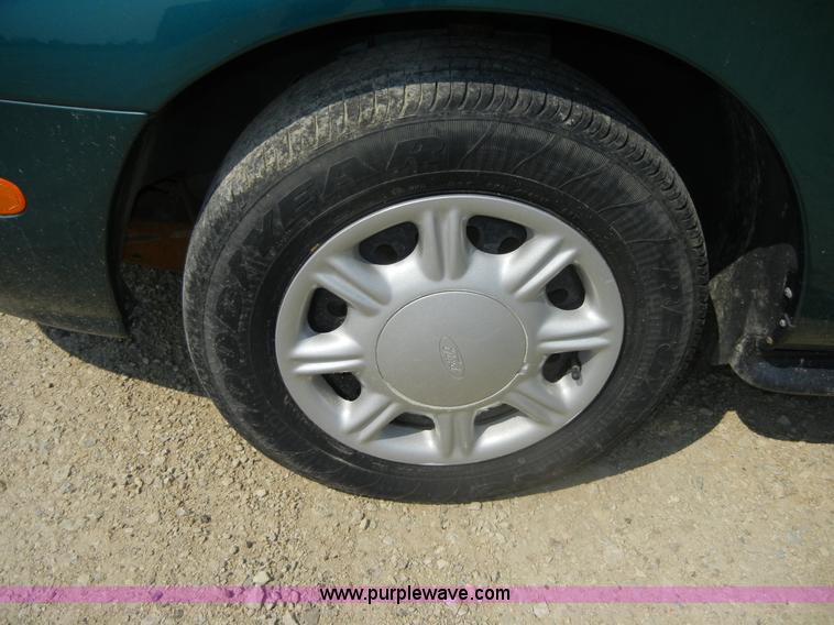 image for item D9922 1996 Ford Taurus GL