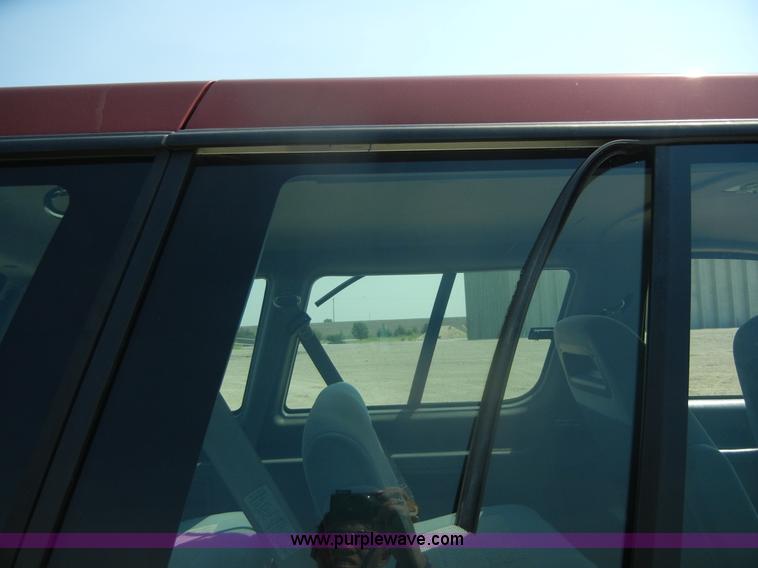 image for item D9923 1997 Ford Aerostar XLT mini van