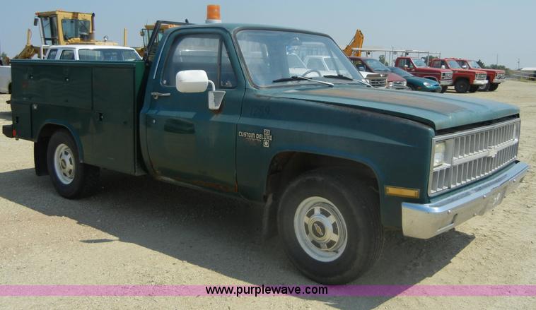 image for item D9928 1982 Chevrolet C20 Custom Deluxe utility pickup truck