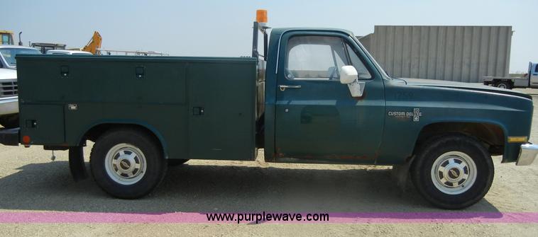 image for item D9928 1982 Chevrolet C20 Custom Deluxe utility pickup truck
