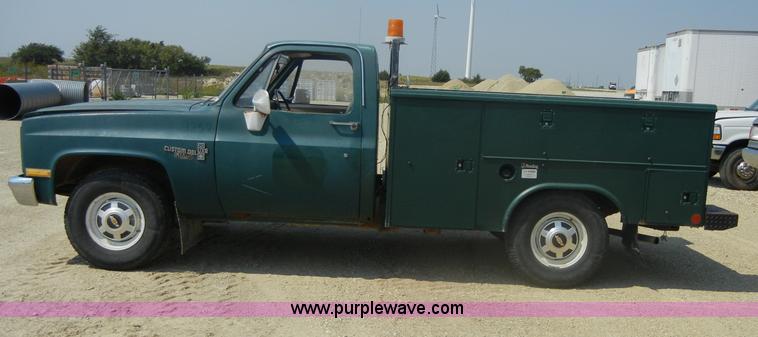 image for item D9928 1982 Chevrolet C20 Custom Deluxe utility pickup truck