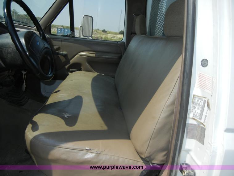 image for item D9930 1993 Ford F450 Super Duty pickup truck