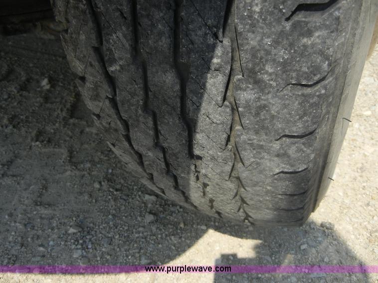 image for item D9930 1993 Ford F450 Super Duty pickup truck