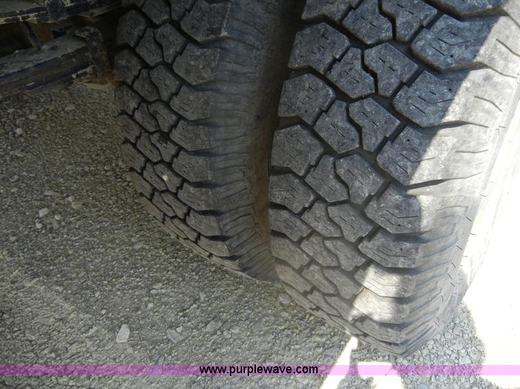 image for item D9930 1993 Ford F450 Super Duty pickup truck