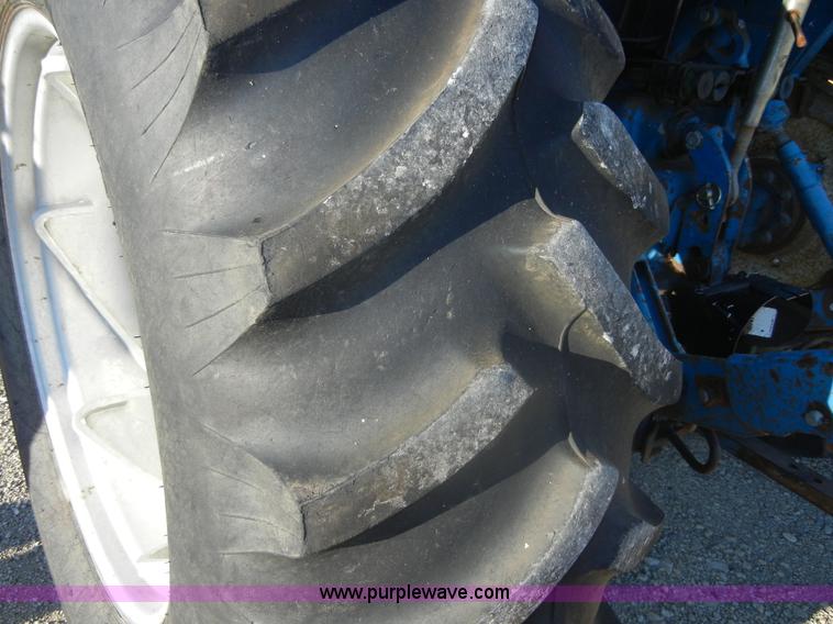 image for item D9952 1981 Ford 7700 tractor