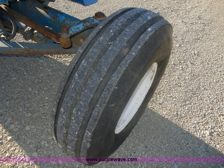 image for item D9952 1981 Ford 7700 tractor