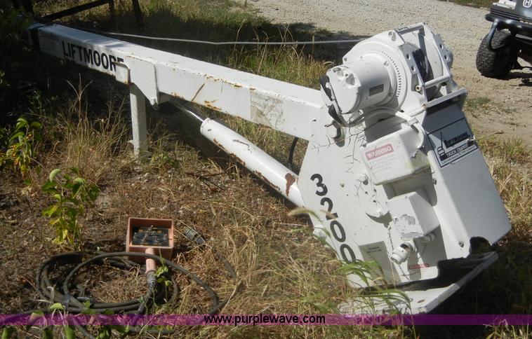 image for item F9257 Lift Moore 3200 truck crane